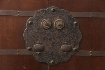 アンティーク建具　ヒノキ材・腰板ケヤキ材　玉杢　赤みがかった木肌と品のある金具が魅力の格子蔵戸1枚(玄関戸、玄関ドア、引き戸)(R-051731)