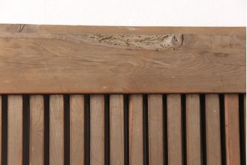 アンティーク建具　ヒノキ材・腰板ケヤキ材　玉杢　赤みがかった木肌と品のある金具が魅力の格子蔵戸1枚(玄関戸、玄関ドア、引き戸)(R-051731)