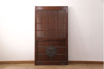 アンティーク建具　ヒノキ材・腰板ケヤキ材　玉杢　赤みがかった木肌と品のある金具が魅力の格子蔵戸1枚(玄関戸、玄関ドア、引き戸)(R-051731)