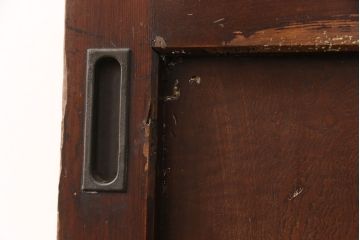 アンティーク建具　ヒノキ材・腰板ケヤキ材　玉杢　赤みがかった木肌と品のある金具が魅力の格子蔵戸1枚(玄関戸、玄関ドア、引き戸)(R-051731)