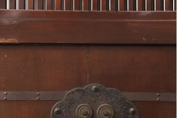 アンティーク建具　ヒノキ材・腰板ケヤキ材　玉杢　赤みがかった木肌と品のある金具が魅力の格子蔵戸1枚(玄関戸、玄関ドア、引き戸)(R-051731)