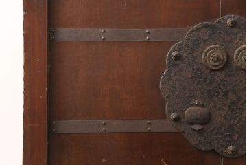 アンティーク建具　ヒノキ材・腰板ケヤキ材　玉杢　赤みがかった木肌と品のある金具が魅力の格子蔵戸1枚(玄関戸、玄関ドア、引き戸)(R-051731)