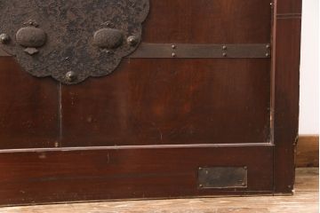 アンティーク建具　ヒノキ材・腰板ケヤキ材　玉杢　赤みがかった木肌と品のある金具が魅力の格子蔵戸1枚(玄関戸、玄関ドア、引き戸)(R-051731)