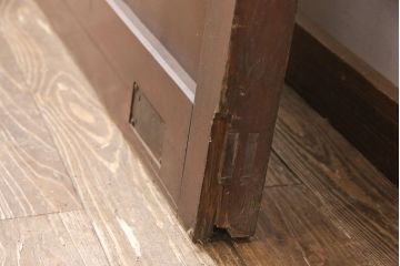 アンティーク建具　ヒノキ材・腰板ケヤキ材　玉杢　赤みがかった木肌と品のある金具が魅力の格子蔵戸1枚(玄関戸、玄関ドア、引き戸)(R-051731)