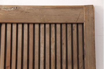アンティーク建具　ヒノキ材・腰板ケヤキ材　玉杢　赤みがかった木肌と品のある金具が魅力の格子蔵戸1枚(玄関戸、玄関ドア、引き戸)(R-051731)