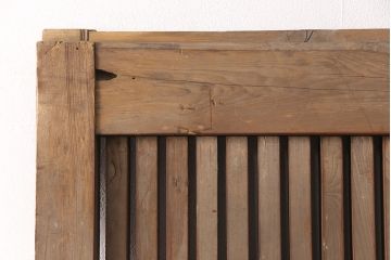 アンティーク建具　ヒノキ材・腰板ケヤキ材　玉杢　赤みがかった木肌と品のある金具が魅力の格子蔵戸1枚(玄関戸、玄関ドア、引き戸)(R-051731)