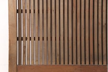 アンティーク建具　ヒノキ材・腰板ケヤキ材　玉杢　赤みがかった木肌と品のある金具が魅力の格子蔵戸1枚(玄関戸、玄関ドア、引き戸)(R-051731)