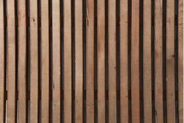アンティーク建具　ヒノキ材・腰板ケヤキ材　玉杢　赤みがかった木肌と品のある金具が魅力の格子蔵戸1枚(玄関戸、玄関ドア、引き戸)(R-051731)