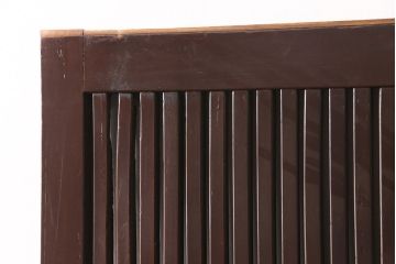 アンティーク建具　総ケヤキ材　重厚でありながら花の金具が可愛らしい雰囲気を醸しだす格子蔵戸1枚(玄関戸、玄関ドア、引き戸)(R-051732)