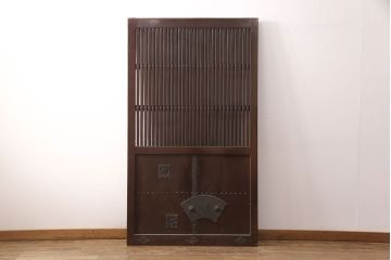 アンティーク建具　総ケヤキ材　重厚でありながら花の金具が可愛らしい雰囲気を醸しだす格子蔵戸1枚(玄関戸、玄関ドア、引き戸)(R-051732)