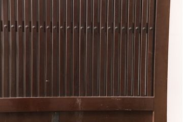 アンティーク建具　総ケヤキ材　重厚でありながら花の金具が可愛らしい雰囲気を醸しだす格子蔵戸1枚(玄関戸、玄関ドア、引き戸)(R-051732)