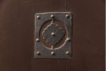 アンティーク建具　総ケヤキ材　重厚でありながら花の金具が可愛らしい雰囲気を醸しだす格子蔵戸1枚(玄関戸、玄関ドア、引き戸)(R-051732)