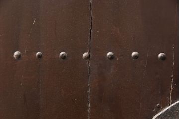 アンティーク建具　総ケヤキ材　重厚でありながら花の金具が可愛らしい雰囲気を醸しだす格子蔵戸1枚(玄関戸、玄関ドア、引き戸)(R-051732)