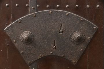 アンティーク建具　総ケヤキ材　重厚でありながら花の金具が可愛らしい雰囲気を醸しだす格子蔵戸1枚(玄関戸、玄関ドア、引き戸)(R-051732)