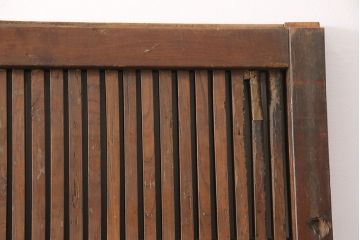 アンティーク建具　総ケヤキ材　重厚でありながら花の金具が可愛らしい雰囲気を醸しだす格子蔵戸1枚(玄関戸、玄関ドア、引き戸)(R-051732)