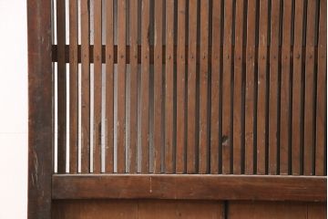 アンティーク建具　総ケヤキ材　重厚でありながら花の金具が可愛らしい雰囲気を醸しだす格子蔵戸1枚(玄関戸、玄関ドア、引き戸)(R-051732)
