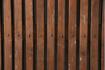 アンティーク建具　総ケヤキ材　重厚でありながら花の金具が可愛らしい雰囲気を醸しだす格子蔵戸1枚(玄関戸、玄関ドア、引き戸)(R-051732)