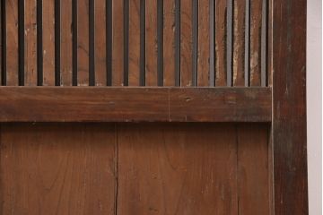 アンティーク建具　総ケヤキ材　重厚でありながら花の金具が可愛らしい雰囲気を醸しだす格子蔵戸1枚(玄関戸、玄関ドア、引き戸)(R-051732)