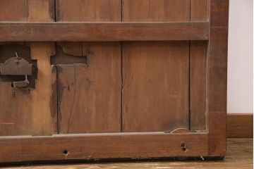 アンティーク建具　総ケヤキ材　重厚でありながら花の金具が可愛らしい雰囲気を醸しだす格子蔵戸1枚(玄関戸、玄関ドア、引き戸)(R-051732)
