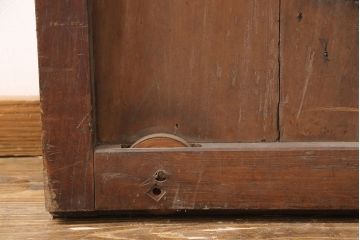 アンティーク建具　総ケヤキ材　重厚でありながら花の金具が可愛らしい雰囲気を醸しだす格子蔵戸1枚(玄関戸、玄関ドア、引き戸)(R-051732)