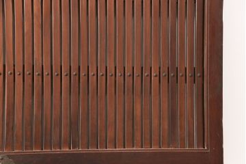 アンティーク建具　総ケヤキ材　上品なデザインの金具が魅力的な格子蔵戸1枚(玄関戸、玄関ドア、引き戸)(R-051733)