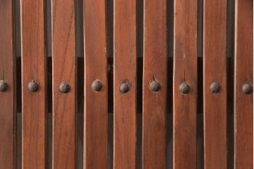 アンティーク建具　総ケヤキ材　上品なデザインの金具が魅力的な格子蔵戸1枚(玄関戸、玄関ドア、引き戸)(R-051733)