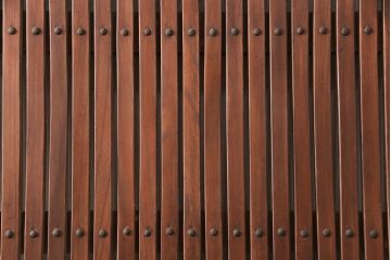 アンティーク建具　総ケヤキ材　上品なデザインの金具が魅力的な格子蔵戸1枚(玄関戸、玄関ドア、引き戸)(R-051733)