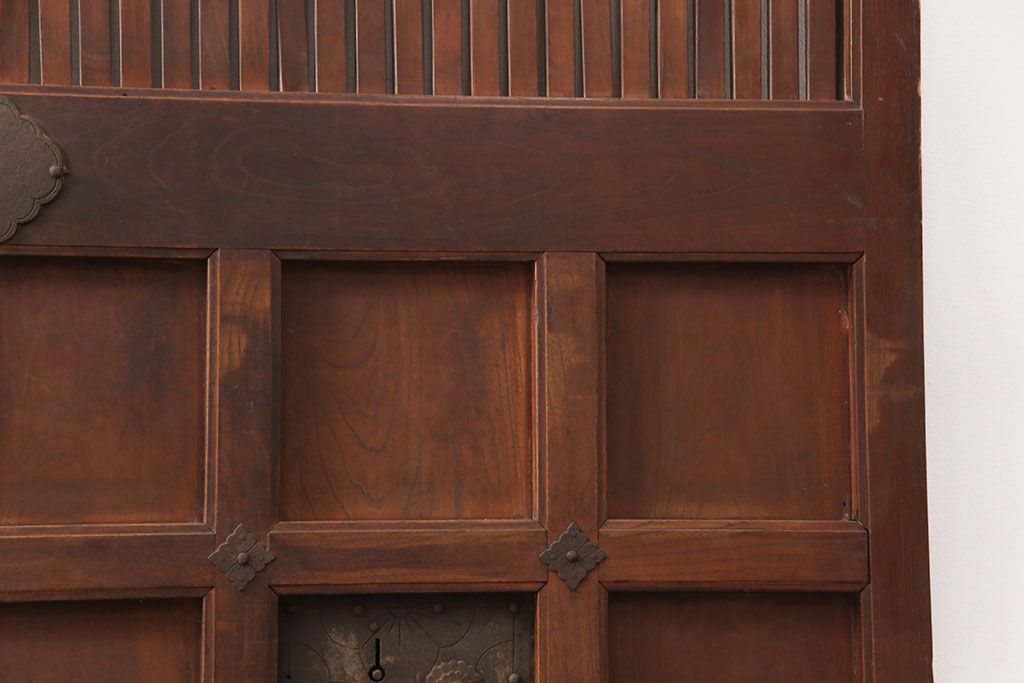 アンティーク建具　総ケヤキ材　上品なデザインの金具が魅力的な格子蔵戸1枚(玄関戸、玄関ドア、引き戸)(R-051733)