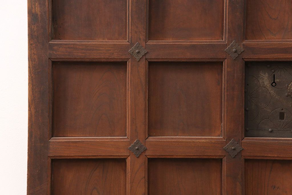 アンティーク建具　総ケヤキ材　上品なデザインの金具が魅力的な格子蔵戸1枚(玄関戸、玄関ドア、引き戸)(R-051733)