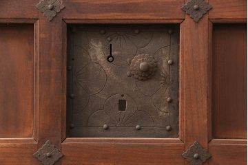 アンティーク建具　総ケヤキ材　上品なデザインの金具が魅力的な格子蔵戸1枚(玄関戸、玄関ドア、引き戸)(R-051733)