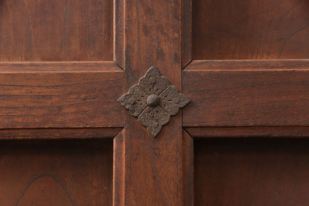 アンティーク建具　総ケヤキ材　上品なデザインの金具が魅力的な格子蔵戸1枚(玄関戸、玄関ドア、引き戸)(R-051733)