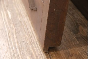 アンティーク建具　総ケヤキ材　上品なデザインの金具が魅力的な格子蔵戸1枚(玄関戸、玄関ドア、引き戸)(R-051733)