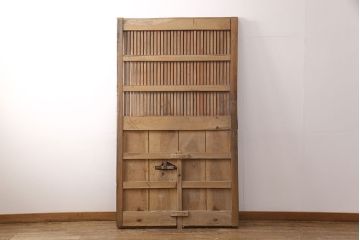 アンティーク建具　総ケヤキ材　上品なデザインの金具が魅力的な格子蔵戸1枚(玄関戸、玄関ドア、引き戸)(R-051733)
