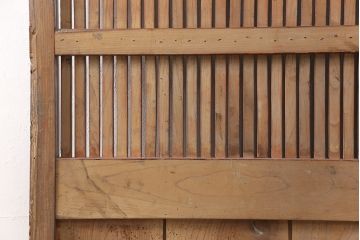 アンティーク建具　総ケヤキ材　上品なデザインの金具が魅力的な格子蔵戸1枚(玄関戸、玄関ドア、引き戸)(R-051733)