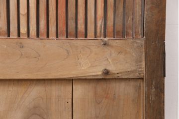 アンティーク建具　総ケヤキ材　上品なデザインの金具が魅力的な格子蔵戸1枚(玄関戸、玄関ドア、引き戸)(R-051733)
