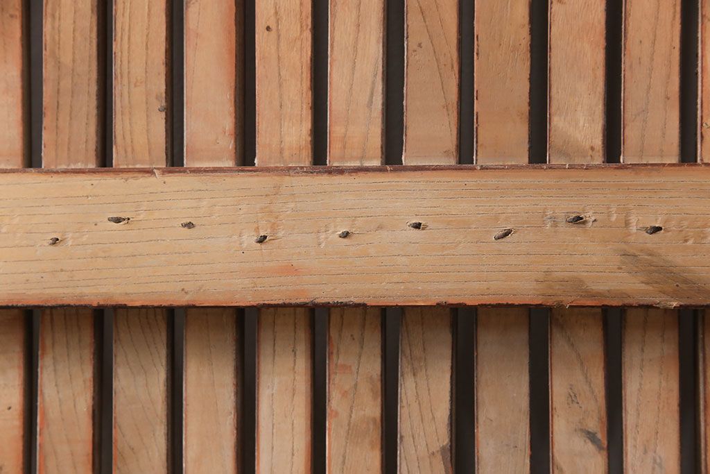 アンティーク建具　総ケヤキ材　上品なデザインの金具が魅力的な格子蔵戸1枚(玄関戸、玄関ドア、引き戸)(R-051733)