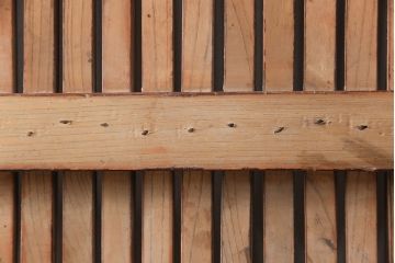 アンティーク建具　総ケヤキ材　上品なデザインの金具が魅力的な格子蔵戸1枚(玄関戸、玄関ドア、引き戸)(R-051733)