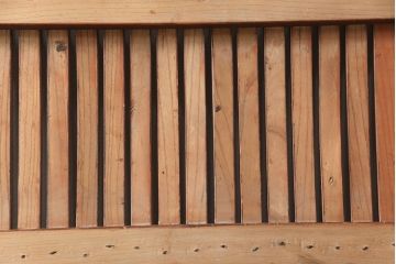 アンティーク建具　総ケヤキ材　上品なデザインの金具が魅力的な格子蔵戸1枚(玄関戸、玄関ドア、引き戸)(R-051733)