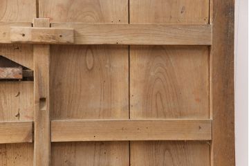 アンティーク建具　総ケヤキ材　上品なデザインの金具が魅力的な格子蔵戸1枚(玄関戸、玄関ドア、引き戸)(R-051733)