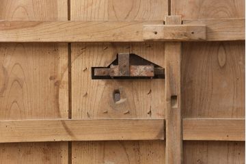 アンティーク建具　総ケヤキ材　上品なデザインの金具が魅力的な格子蔵戸1枚(玄関戸、玄関ドア、引き戸)(R-051733)