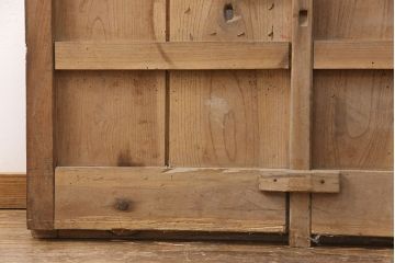 アンティーク建具　総ケヤキ材　上品なデザインの金具が魅力的な格子蔵戸1枚(玄関戸、玄関ドア、引き戸)(R-051733)