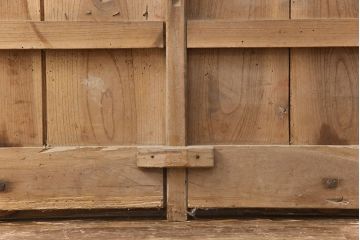 アンティーク建具　総ケヤキ材　上品なデザインの金具が魅力的な格子蔵戸1枚(玄関戸、玄関ドア、引き戸)(R-051733)