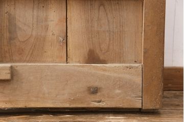 アンティーク建具　総ケヤキ材　上品なデザインの金具が魅力的な格子蔵戸1枚(玄関戸、玄関ドア、引き戸)(R-051733)