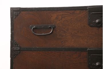 和製アンティーク　明治大正期　前面ケヤキ材・玉杢　味わいのある二段重ね時代箪笥 (和箪笥、収納箪笥、引き出し)(R-051734)