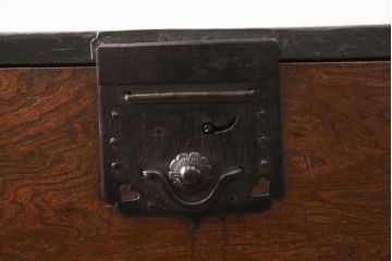 和製アンティーク　明治大正期　前面ケヤキ材・玉杢　味わいのある二段重ね時代箪笥 (和箪笥、収納箪笥、引き出し)(R-051734)