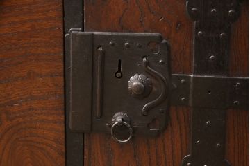 和製アンティーク　明治大正期　前面ケヤキ材・玉杢　味わいのある二段重ね時代箪笥 (和箪笥、収納箪笥、引き出し)(R-051734)