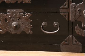 和製アンティーク　総桐材　和の風格漂う黒漆塗りが魅力の庄内箪笥(時代箪笥、重ね箪笥、引き出し)(R-051735)