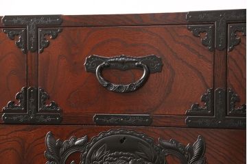 中古　欅産業　木目が美しく高級感溢れる漆塗りの仙台箪笥 (衣装箪笥、タンス、引き出し)(R-051736)