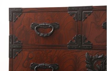 中古　欅産業　木目が美しく高級感溢れる漆塗りの仙台箪笥 (衣装箪笥、タンス、引き出し)(R-051736)