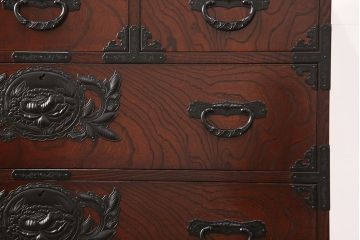 中古　欅産業　木目が美しく高級感溢れる漆塗りの仙台箪笥 (衣装箪笥、タンス、引き出し)(R-051736)